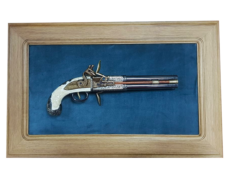 pistolet-kremnevyy-dvustvolnyy-angliya-1750-g-na-barhatnom-panno-43x23-zelenyy-barhat-dub-1