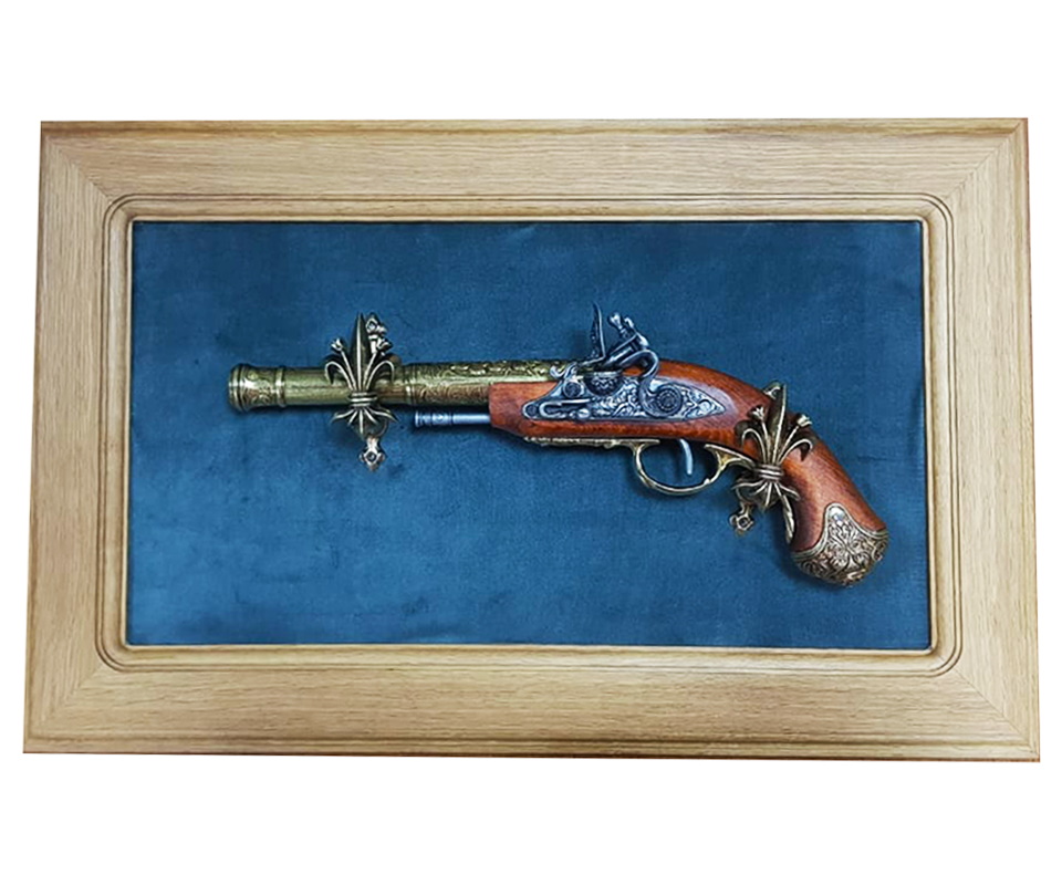 pistolet-kremnevyy-levorukiy-indiya-xviii-vek-na-barhatnom-panno-43x23-zelenyy-barhat-dub-1
