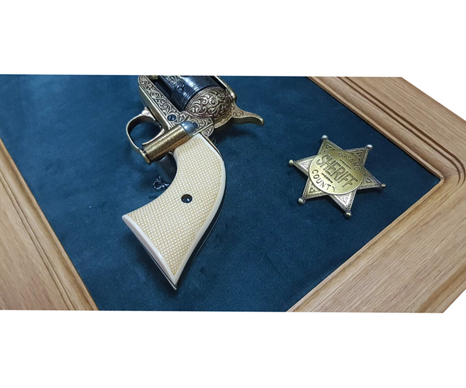 revolver-colt-kavaleriyskiy-7-ssha-1873-g-na-barhatnom-panno-43x23-zelenyy-barhat-dub-1