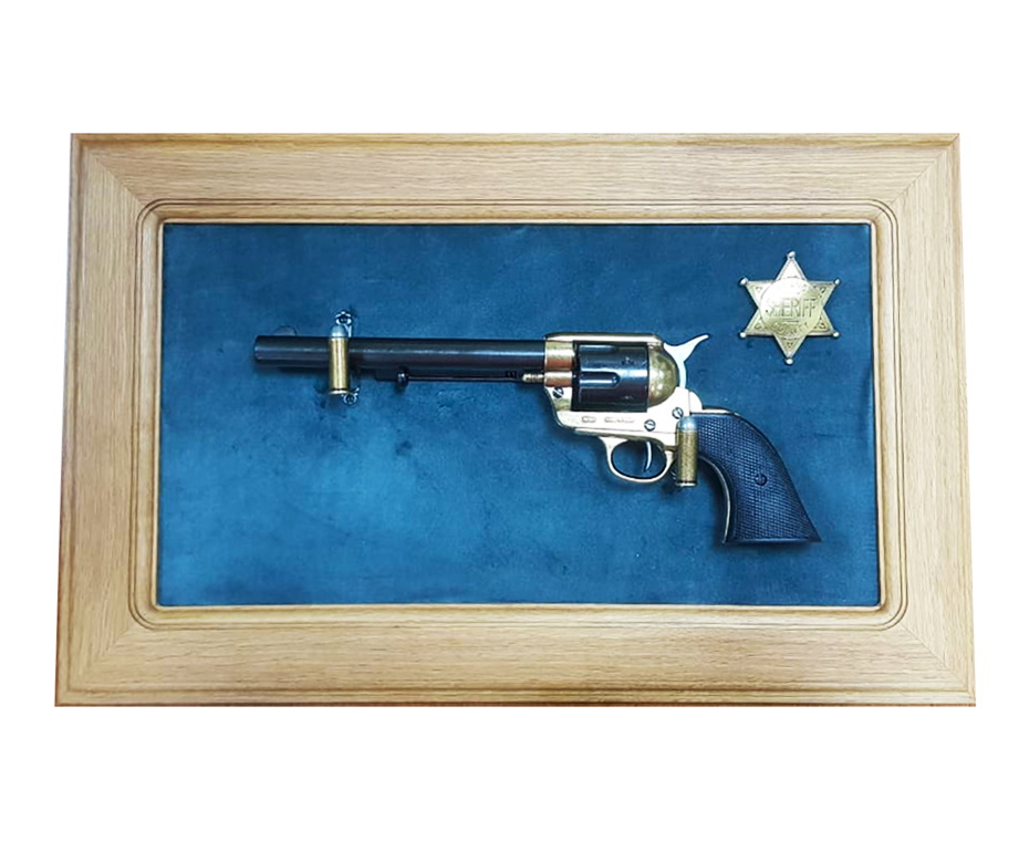 revolver-colt-peacemaker-7-ssha-1873-g-na-barhatnom-panno-43x23-zelenyy-barhat-dub-1