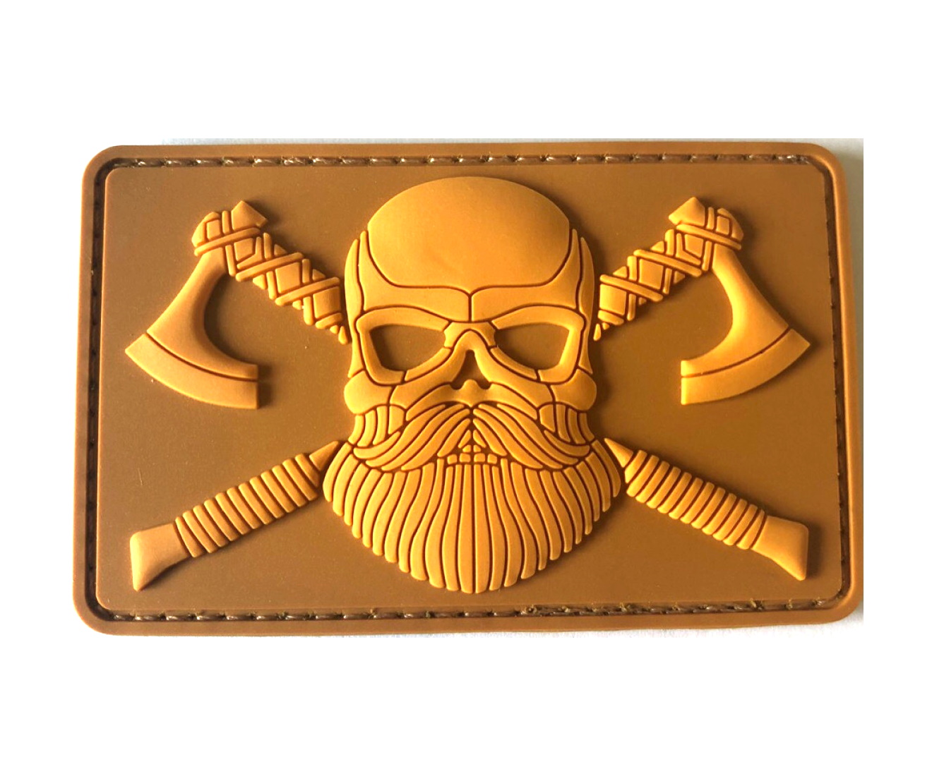 shevron-cherep-vikinga-s-toporami-pvh-koyot-1